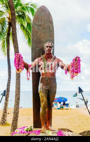 Honolulu, Oahu, Hawaii - November 04, 2019: Duke Kahanamoku statue am Waikiki Strand mit nicht identifizierten Personen. Kahanamoku ist eine legendäre Schwimmer, die Po Stockfoto