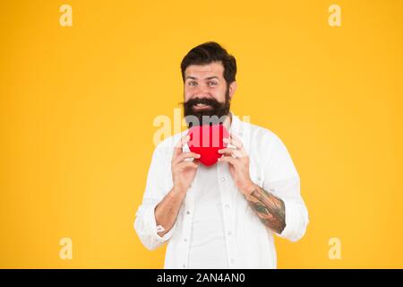 Man bärtige Hipster halten roten Herzen. Health Care Konzept. Check hilft Risikofaktoren für Herzerkrankungen verstehen. Mehr körperliche Aktivität das Rauchen reduziert Menge Alkohol. Gesundes Herz. Stockfoto