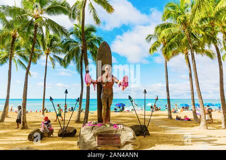 Honolulu, Oahu, Hawaii - November 04, 2019: Duke Kahanamoku statue am Waikiki Strand mit nicht identifizierten Personen. Kahanamoku ist eine legendäre Schwimmer, die Po Stockfoto