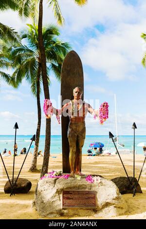 Honolulu, Oahu, Hawaii - November 04, 2019: Duke Kahanamoku statue am Waikiki Strand mit nicht identifizierten Personen. Kahanamoku ist eine legendäre Schwimmer, die Po Stockfoto