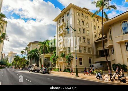 Honolulu, Oahu, Hawaii - November 04, 2019: Street View in Waikiki mit nicht identifizierten Personen. Waikiki ist ein Stadtteil von Honolulu, berühmt für W Stockfoto