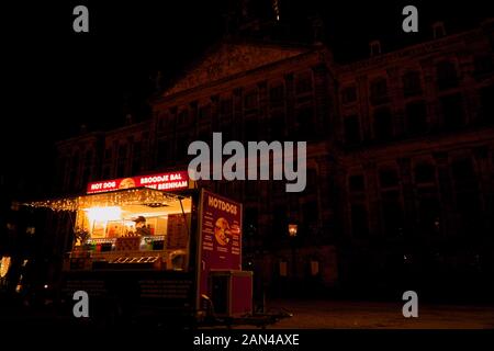 Lebensmittel-Truck vor dem Königlichen Palast in Amsterdam, Niederlande Stockfoto