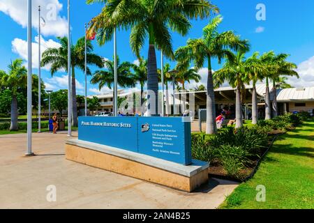 Pearl Harbor, Honolulu, Hawaii - November 05, 2019: Eingang der Pearl Harbor National Memorial mit nicht identifizierten Personen. Die Gedenkstaette erinnert an Stockfoto