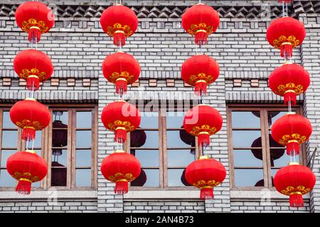 Gruppe von roten Laternen hängen an der schwarzen Wand in der chinesischen neuen Jahres, drei Fahrspuren und sieben Gassen, Fuzhou, China. Das Gebäude aus blac Stockfoto