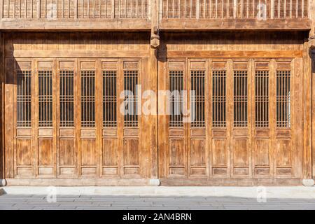 Die traditionelle Holztüren mit Gitter Fenster, die den Stil der typischen Architektur des südlichen China während der Ming- und Qing Dynastien. Drei Stockfoto