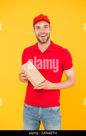 Kassierer Vakanz. Vermietung shop shop Arbeiter. glückliche Kerl. Händler gelbe Wand. Restaurant Cafe Mitarbeiter wollte. Mann Lieferservice in roten T-Shirt und Cap. freundliche Verkäuferin. Essen bestellen deliveryman. Stockfoto