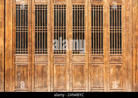 Die traditionelle hölzerne Tür mit Gitter Fenster, die den Stil der typischen Architektur des südlichen China während der Ming- und Qing Dynastien. Drei Stockfoto