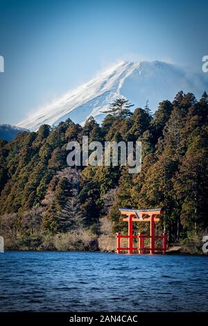 Die Winde Schnee auf dem Berg Fuji peak als vom See Ashinoko in Yokosuka, Japan gesehen. Stockfoto