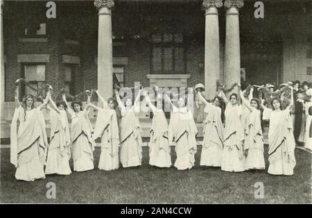 Mortarboard . Comus UND DIE DAME Comu£, DIE VON 1910 FÜR 1912 GEGEBEN WURDE, WARFEN Die Lady Gertrde Hunter Comus Dorothy Kirchwey Shepherd Nannette Hamburger Brüder Hazel Wayt und Elsie Plaut Sabrina Clarita Crosby Feiries M. Stine E. Myers P. Cahn L. Stein G. Green F. Van Vranken NYMPHEN H. Fox G. Fisher B. Holzman E. Morris M. Eggleston T. Barrows A. ODonnell L. weil G. Franke Comus Rout L.Anderson H. Hale C. von Wahl M. Kutner E. Isabel M. Hamburger M. Wegener L. Moruecai I. Glenn. Griechische Refrain von ivy Day Pageant [103] TOje ©ne Huniiteii anb Jf tftp^txtf) Jährliche Aufnahme DER GYMNASIEN AN DER COLUMBIA UNIVERSITY Stockfoto