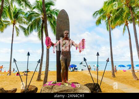 Honolulu, Oahu, Hawaii - November 04, 2019: Duke Kahanamoku statue am Waikiki Strand mit nicht identifizierten Personen. Kahanamoku ist eine legendäre Schwimmer, die Po Stockfoto