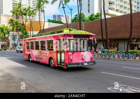 Honolulu, Oahu, Hawaii - November 04, 2019: Street View in Waikiki mit nicht identifizierten Personen. Waikiki ist ein Stadtteil von Honolulu, berühmt für W Stockfoto