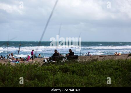 Die Offiziere der Abteilung der Martin County Sheriff's wache über diese Hutchinson Island Strand von ihren ATVs in Stuart, Florida, USA. Stockfoto