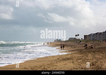 Touristen beobachten die abgehackt Surf aus dieser Hutchinson Island Strand von Stuart, Florida, USA. Stockfoto