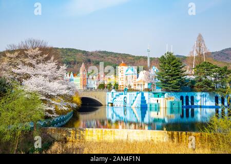 Gwacheon, Korea - 9. April 2018: Vergnügungspark Seoul Land mit Frühlingskirschblüten Stockfoto