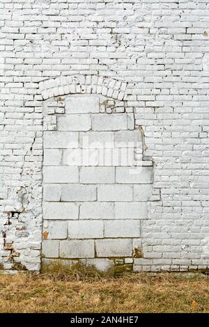 Alte weiße Mauer auf der Außenwand der alten Mühle im Mittelwesten. Stockfoto