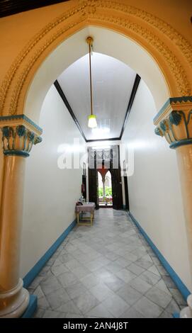 Ein Flur in der schönen Ohel David Synagoge in Pune, Indien. Stockfoto