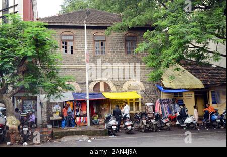 Schöne alte Gebäude an der MG Road in Pune, Indien. Stockfoto