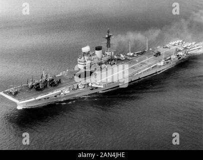 Luftbild des Flugzeugträgers der Royal Navy, HMS Victorious (R38), aufgenommen zwischen 1958 und 1960, als die Royal Navy die Douglas Skyraider AEW.1., ca. 1958 Betrieb Stockfoto