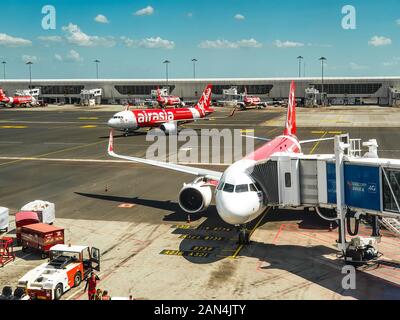 AirAsia Airbus A 320-251 N9M-RAQ am Kuala Lumpur International Airport 2 Parkplatz Vorbereitung zur Abreise Stockfoto