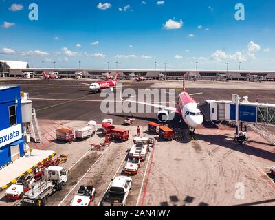 AirAsia Airbus A 320-251 N9M-RAQ am Kuala Lumpur International Airport 2 Parkplatz Vorbereitung zur Abreise Stockfoto