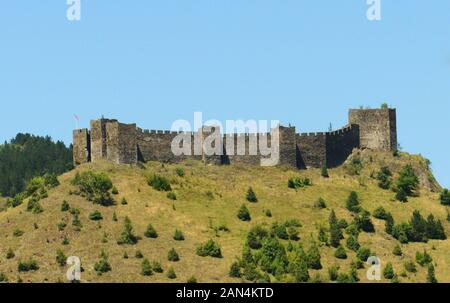 Die Festung Maglič aus dem 13. Jahrhundert in Kraljevo, Serbien. Stockfoto