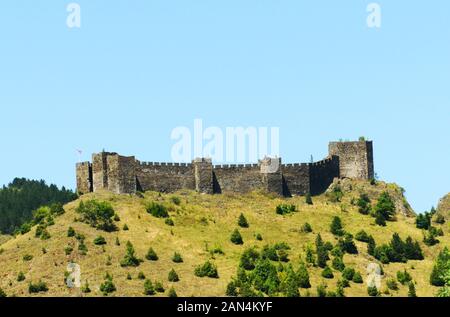 Die Festung Maglič aus dem 13. Jahrhundert in Kraljevo, Serbien. Stockfoto