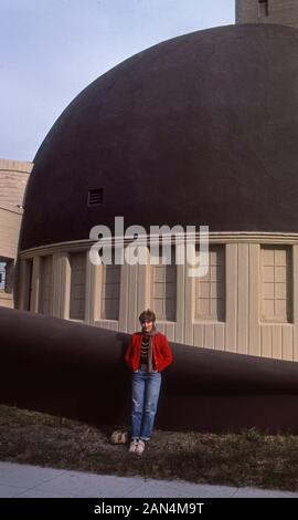 Frau posiert vor der aufgegeben hat Äußere des berühmten Brown Derby Restaurant Wilshire Blvd. in Los Angeles, CA ca. 1980 s Stockfoto