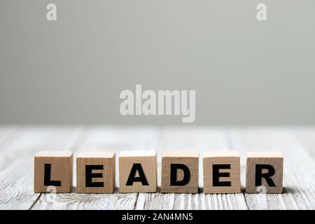 Leader Wort auf Holz Baustein geschrieben Stockfoto