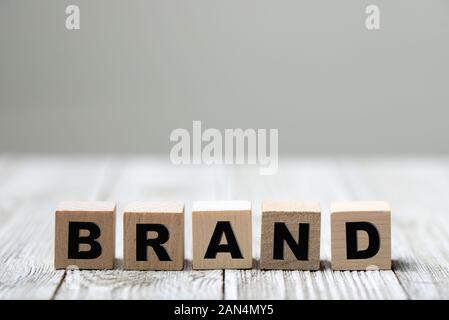 Marke Wort auf Holz Baustein geschrieben Stockfoto