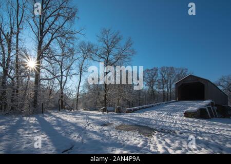 Winter Landschaft durch den frischen Schnee bedeckt. Stockfoto