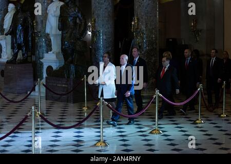 Washington, DC, USA. 15 Jan, 2020. Zwei Artikel amtsenthebungsverfahren sind ging auf den Senat der Vereinigten Staaten von Haus Amtsenthebungsverfahren Manager an der United States Capitol in Washington, DC, USA, am Mittwoch, 15. Januar 2020. Credit: Stefani Reynolds/CNP | Verwendung der weltweiten Kredit: dpa/Alamy leben Nachrichten Stockfoto