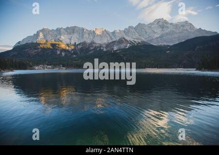 Schönen lebendigen Blick auf Berg Zugspitze (höchster Berg Deutschlands) mit Bergsee im Vordergrund, Landschaft der Alpen Alpen Bergblick Stockfoto