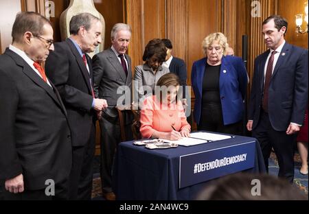 Washington, DC, USA. 15 Jan, 2020. Januar 15, 2020, Washington, DC, USA: US-Vertreter Nancy Pelosi (D-CA) Unterzeichnung der Anklage an der Ausfertigung Zeremonie zur Unterzeichnung der Amtsenthebung. Quelle: Michael Brochstein/ZUMA Draht/Alamy leben Nachrichten Stockfoto