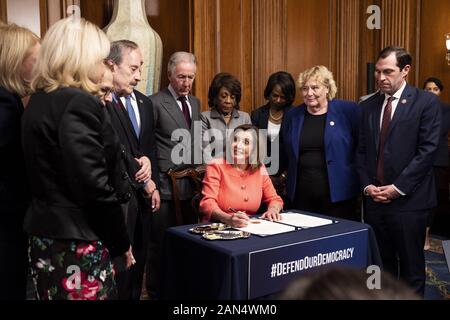 Washington, DC, USA. 15 Jan, 2020. Januar 15, 2020, Washington, DC, USA: US-Vertreter Nancy Pelosi (D-CA) Unterzeichnung der Anklage an der Ausfertigung Zeremonie zur Unterzeichnung der Amtsenthebung. Quelle: Michael Brochstein/ZUMA Draht/Alamy leben Nachrichten Stockfoto