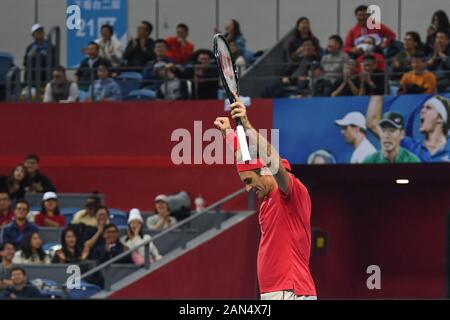 Schweizer Tennisspieler Roger Federer feiert nach dem Sieg über deutsche Tennisprofi Alexander Zverev während der ersten Hangzhou Stockfoto