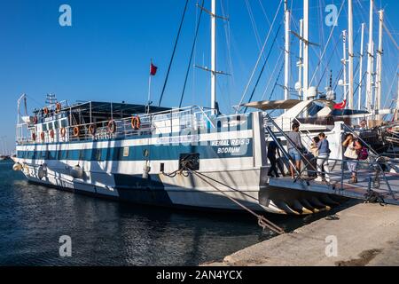 Bodrum, Türkei - 15. September 2019: die Menschen an Bord der Fähre tp Datca. Die Fähre verkehrt täglich während der Sommermonate. Stockfoto