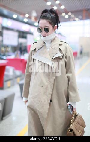 Meng Meiqi oder Chinesische Mädchen idol Gruppe Rocket Girls 101 kommt an einem Flughafen Peking vor Abreise in Peking, China, 11. Dezember 2019. Windbreaker: Stockfoto