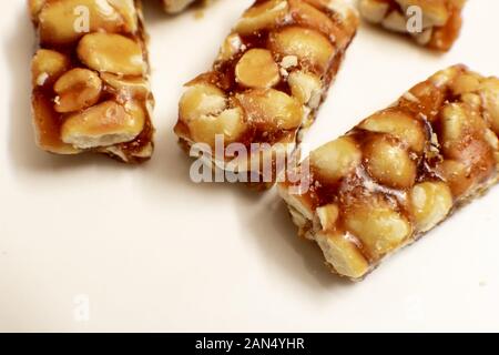 Blick auf Chikki, einem beliebten indischen Süß vom Boden aus Mutter und jaggery gemacht. Stockfoto