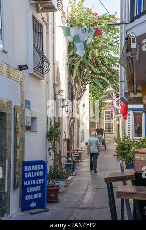 Bodrum, Türkei - 15. September 2019: Menschen auf dem Weg nach unten eine typische Straße in der Altstadt, die Stadt ist ein beliebtes Ziel für Touristen. Stockfoto