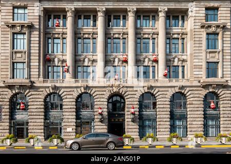 Santa Claus Zahlen sind 'klettern' einer Wand eines Gebäudes durch den Bund in Shanghai, China, 2. Dezember 2019. 20 Santa Claus Zahlen wurden outsid Stockfoto