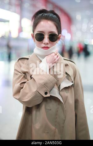 Meng Meiqi oder Chinesische Mädchen idol Gruppe Rocket Girls 101 kommt an einem Flughafen Peking vor Abreise in Peking, China, 11. Dezember 2019. Windbreaker: Stockfoto