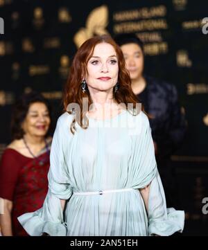 Die französische Schauspielerin Isabelle Huppert zeigt sich mit blauem Kleid auf dem roten Teppich des zweiten Hainan Island International Film Festival in Sanya city, Sout Stockfoto