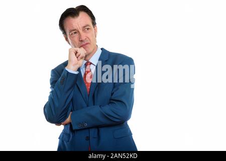 Studio shot reifer wütend Geschäftsmann denken beim Suchen Stockfoto