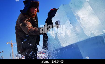 Arbeiter bauen 2019 Harbin Eis und Schnee Welt für die kommende kulturelle Festival in der Stadt Harbin, im Nordosten Chinas als der Schauplatz einzigartigen Ice und s Stockfoto