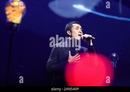 ------ Chinesische Schauspieler Han Dongjun, auch als Elvis Han bekannt, singt auf der Bühne der 2018 China TV Drama Auszeichnungen in Beijing, China, 12. Dezember 2018. *** Stockfoto