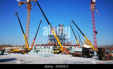 Arbeiter bauen 2019 Harbin Eis und Schnee Welt für die kommende kulturelle Festival in der Stadt Harbin, im Nordosten Chinas als der Schauplatz einzigartigen Ice und s Stockfoto