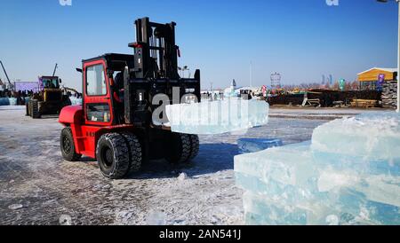 Arbeiter bauen 2019 Harbin Eis und Schnee Welt für die kommende kulturelle Festival in der Stadt Harbin, im Nordosten Chinas als der Schauplatz einzigartigen Ice und s Stockfoto