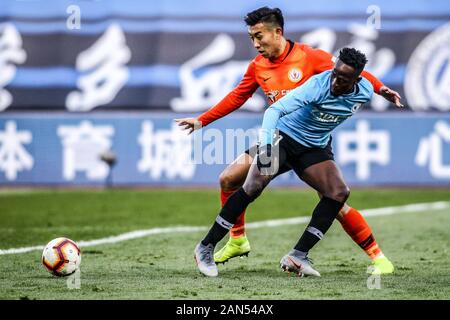 Ghanaischer Fußballspieler Emmanuel Okyere Boateng von Dalian Yifang F.C., rechts, kämpft für den ball in der 30. Runde der chinesischen Fußball Stockfoto