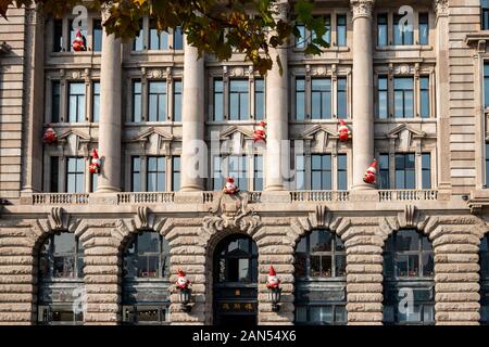 Santa Claus Zahlen sind 'klettern' einer Wand eines Gebäudes durch den Bund in Shanghai, China, 2. Dezember 2019. 20 Santa Claus Zahlen wurden outsid Stockfoto