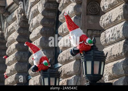 Santa Claus Zahlen sind 'klettern' einer Wand eines Gebäudes durch den Bund in Shanghai, China, 2. Dezember 2019. 20 Santa Claus Zahlen wurden outsid Stockfoto